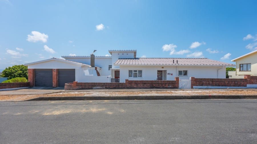 4 Bedroom Property for Sale in Struisbaai Western Cape